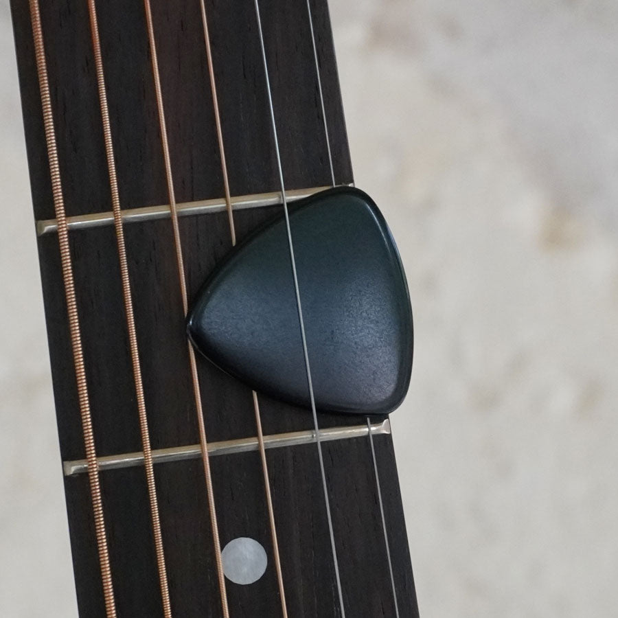woodtone-large-triangle-guitar-pick-flatpicking_1