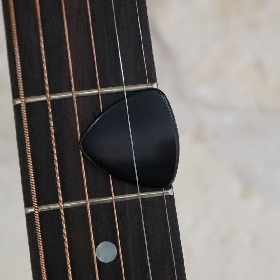 woodtone-medium-triangle-guitar-picks-flatpicking_1