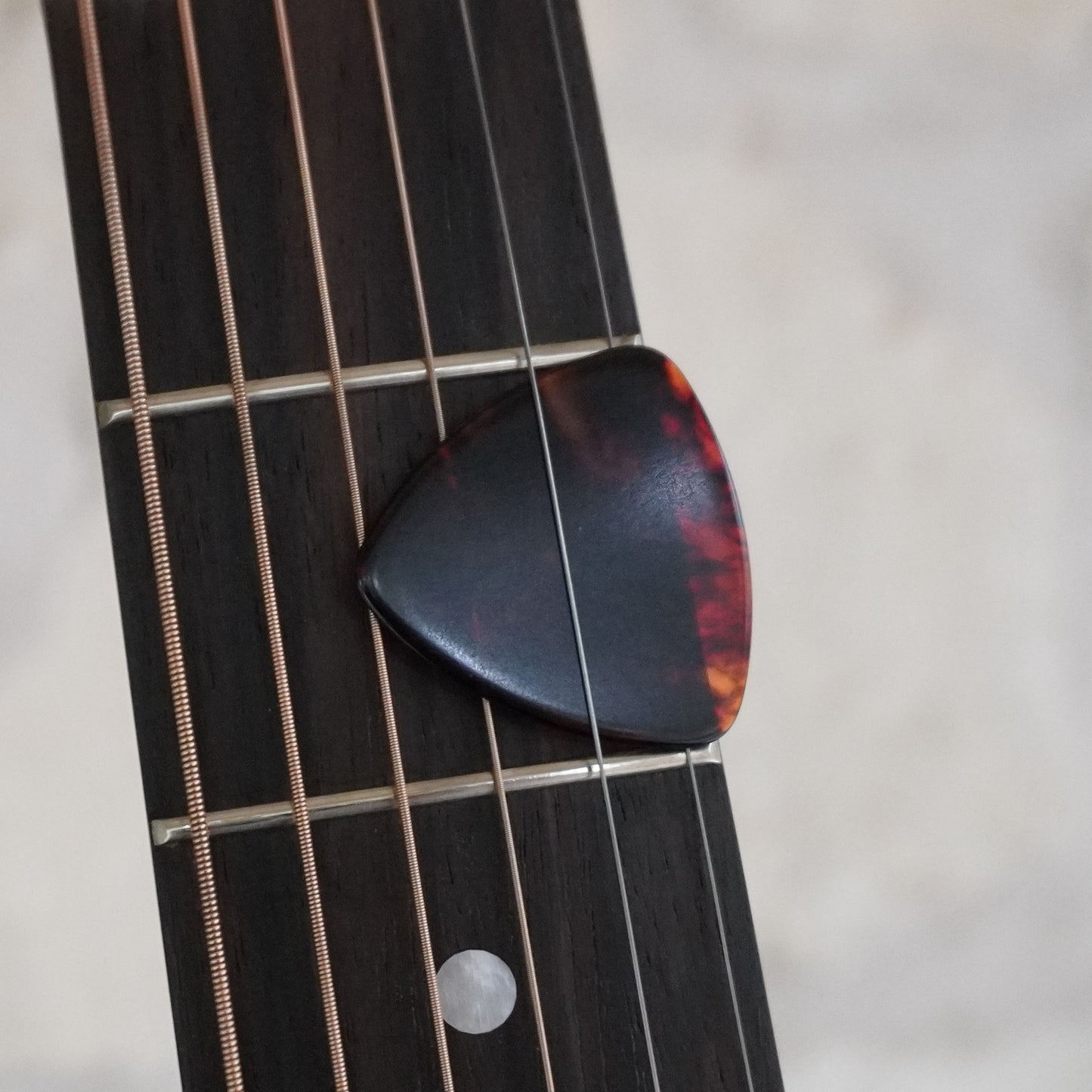 woodtone-tortoise-large-triangle-guitar-pick-flatpicking_1