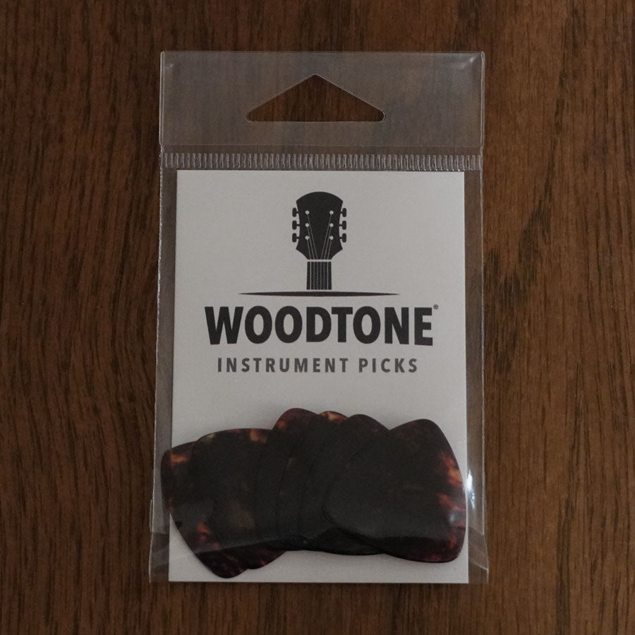 woodtone-tortoise-small-triangle-picks-in-packaging_1